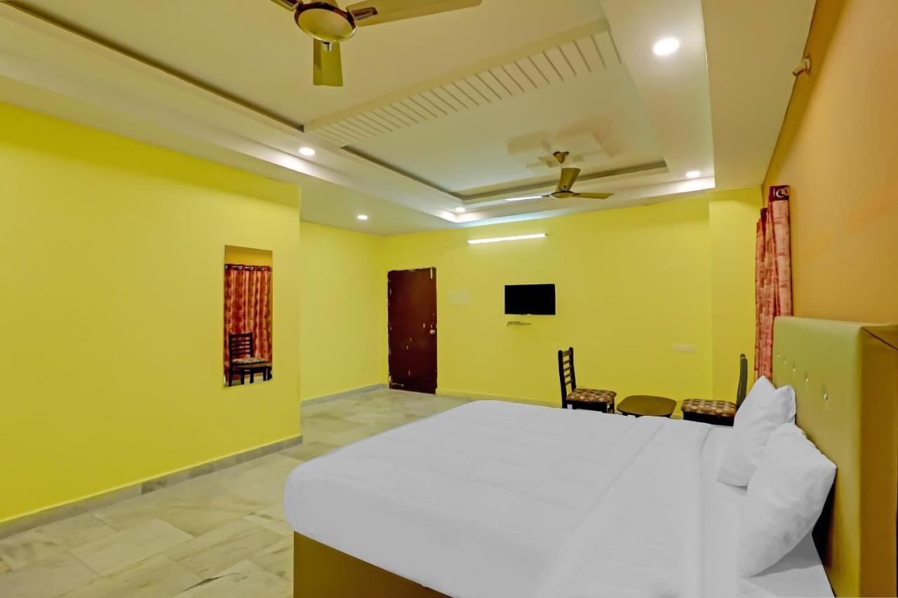 Oyo 81589 Aruna Dwraka Homes Hyderabad Exterior photo